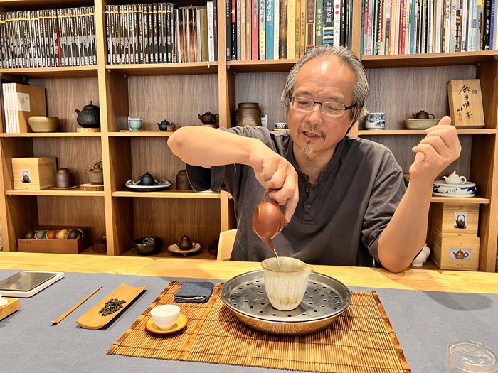 日本《サライ》專題原文中,黃浩然在茶席上沖泡台灣茶的實際報導照片