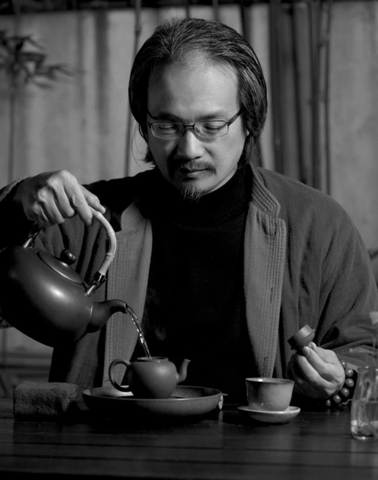 黃浩然老師在茶席上專注地沖泡茶葉